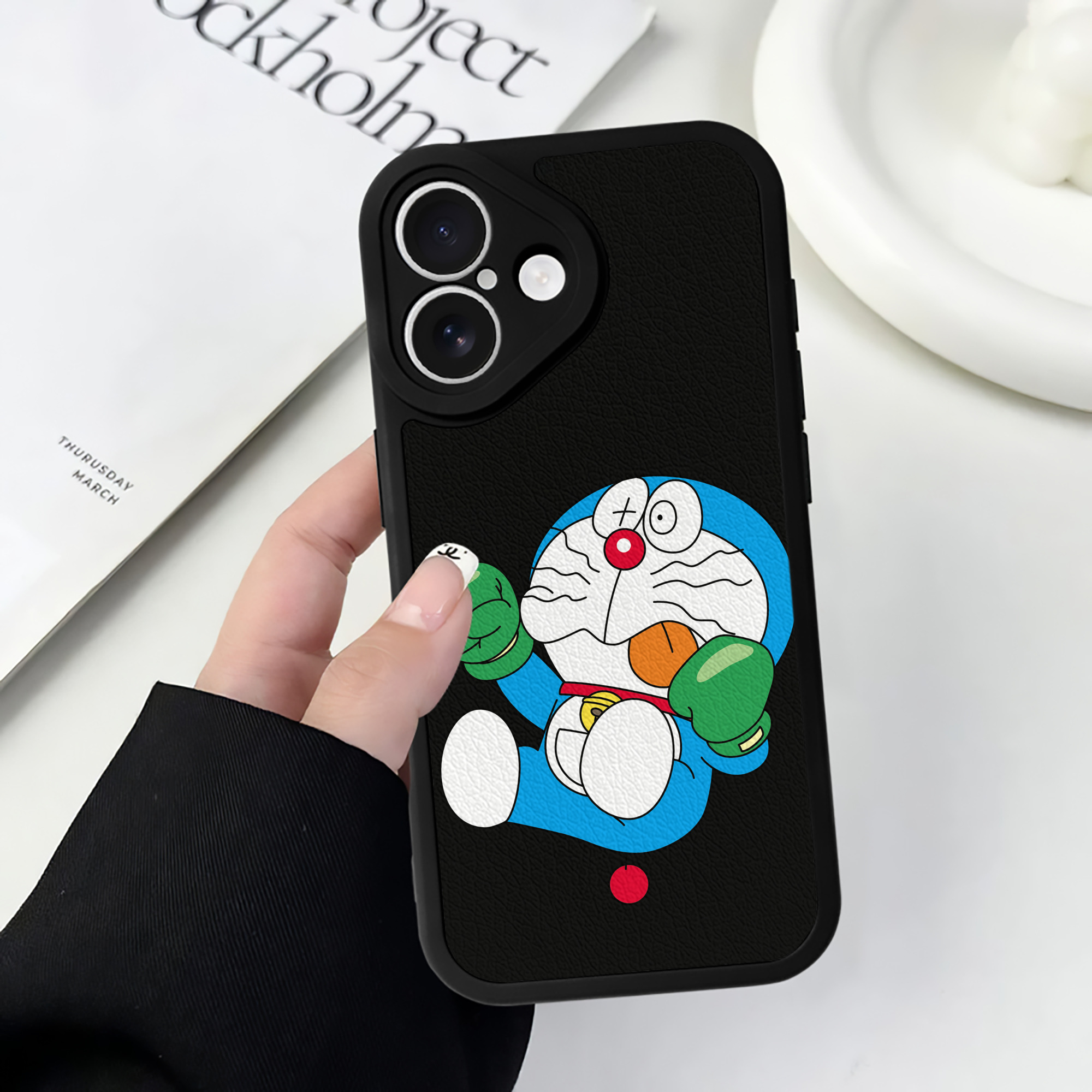 （画像用） ドラえもん Doraemon 【iPhone 16シリーズ対応】シリコンスマホケース（レザー調） 材質：シリコン